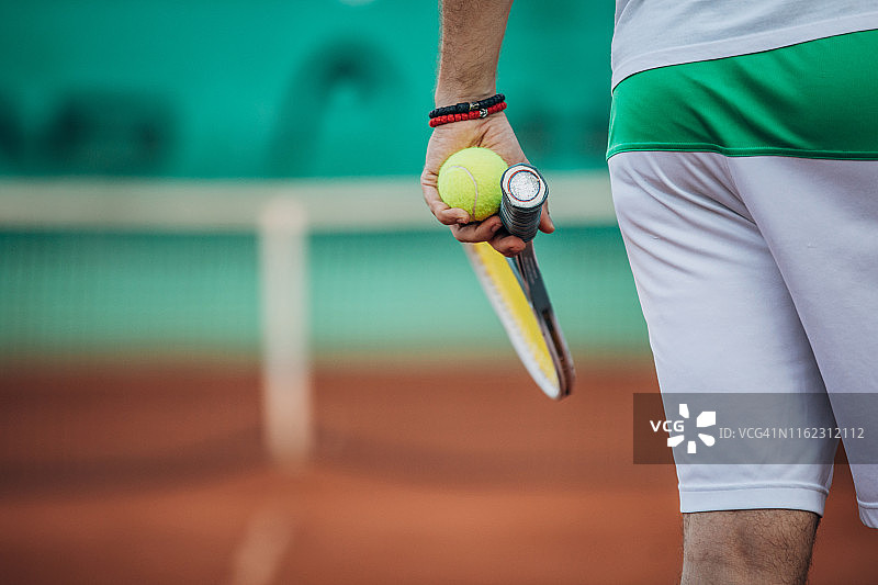 拿着球和球拍的网球运动员图片素材