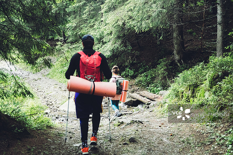 朋友背包客在山里徒步旅行图片素材