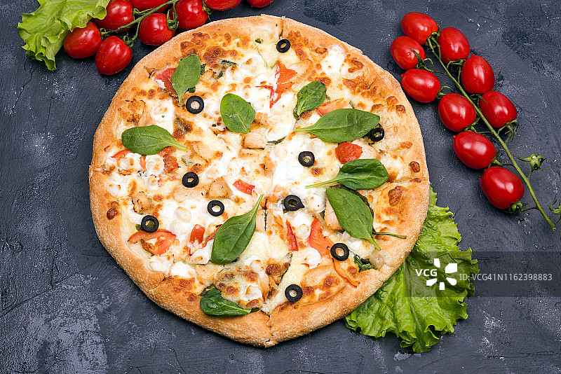 披萨与马苏里拉橄榄片和绿色沙拉俯视图图片素材