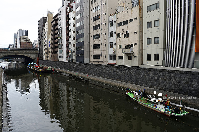 日本东京隅田，人们走在隅田河上图片素材