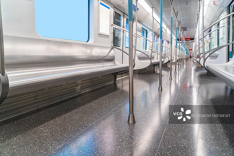 武汉地铁2号线，车厢内空无一人。图片素材