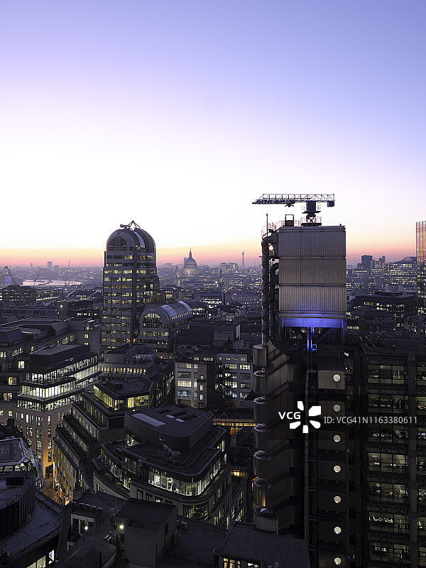 屋顶的观点，在黄昏时照亮伦敦城市图片素材