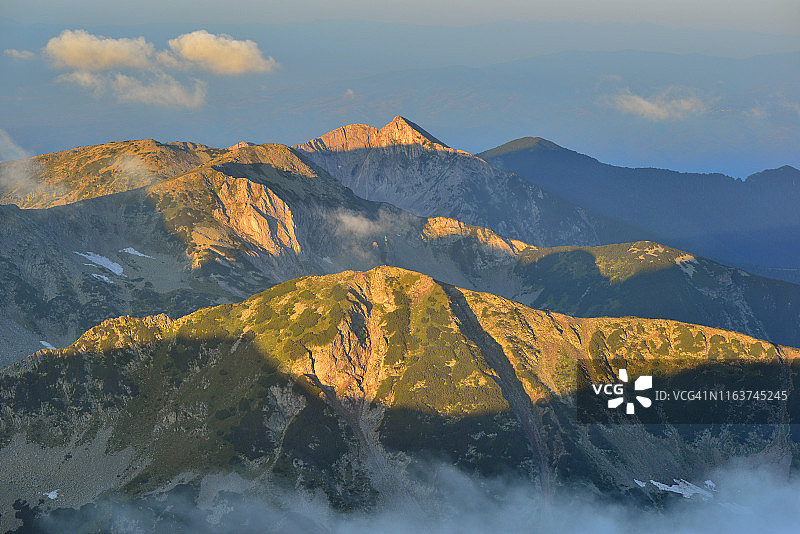 保加利亚皮林山Vihren峰的日出景色图片素材
