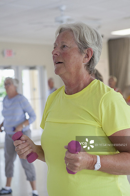 老年妇女在健身房锻炼图片素材
