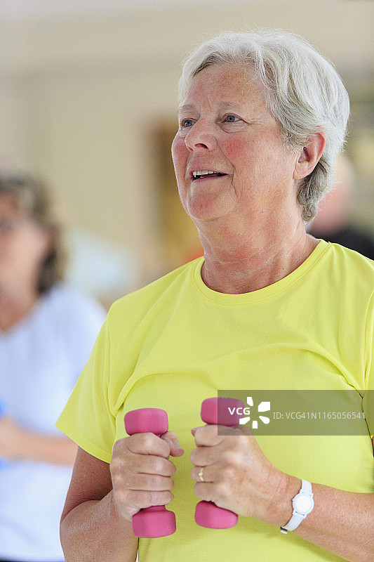 快乐的老女人在健身房锻炼图片素材