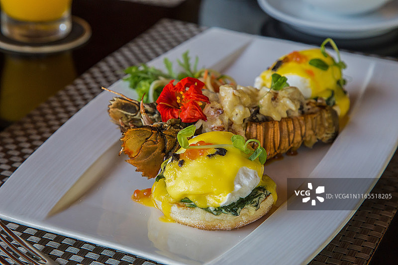 新鲜烤龙虾配松饼蛋。奢华高端美食早餐图片素材