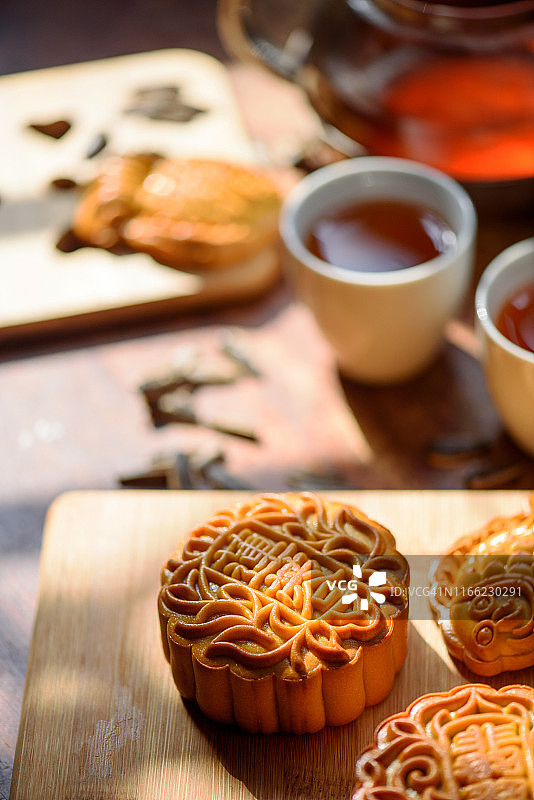 中国传统节日中秋月饼和中国茶图片素材