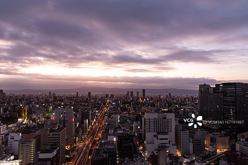 照亮大阪的城市街道图片素材