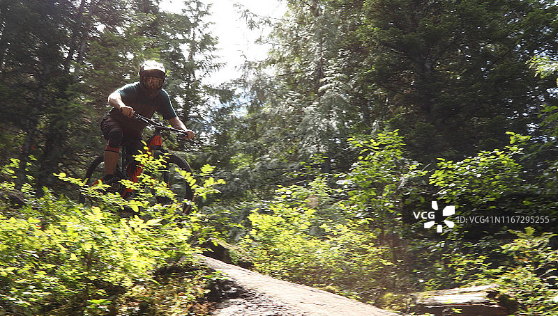 一名骑山地车的男性从陡峭的石板路上穿过森林图片素材