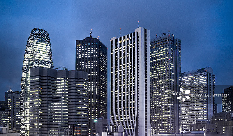 东京新宿区摩天大楼天际线图片素材