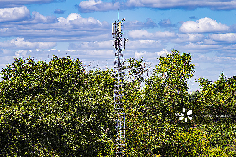 塔移动站在蓝天的背景。图片素材