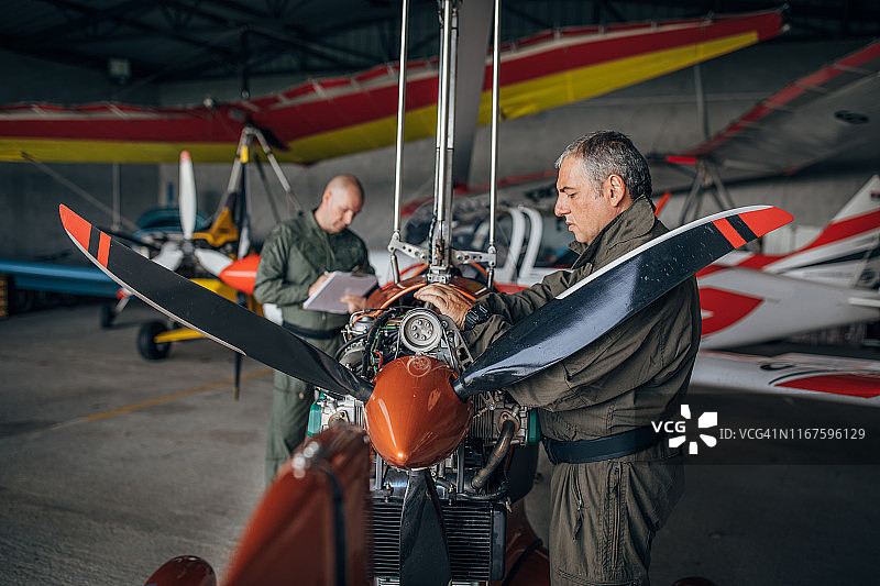 两个飞机机械师正在修理飞机图片素材