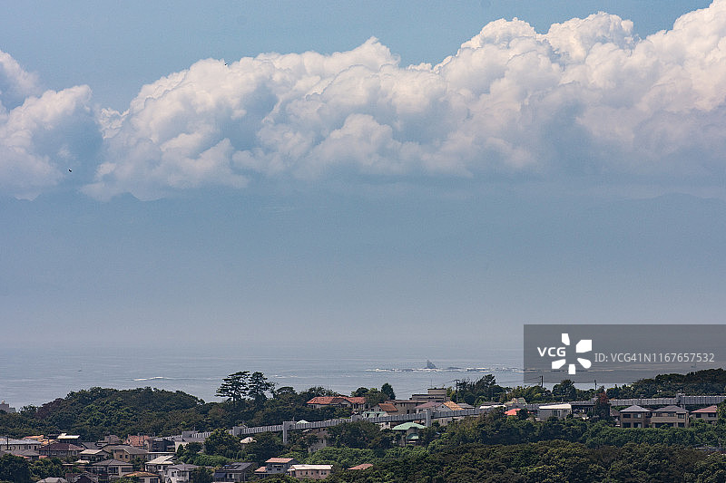 日本神奈川县镰仓市山上和住宅区的积云图片素材