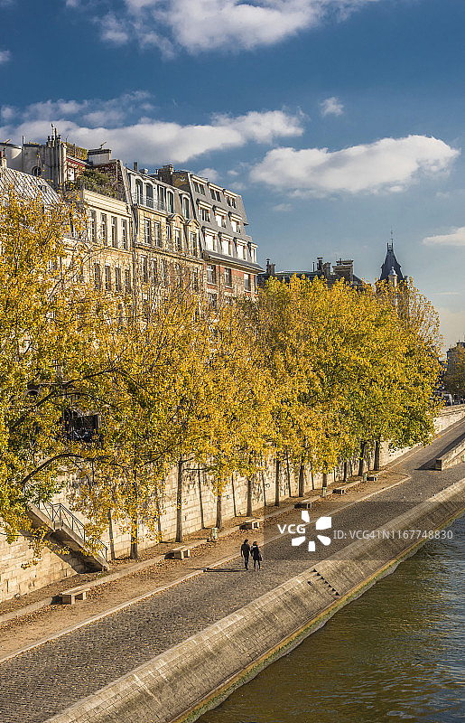 法国，巴黎，第一区，锡堤岛，塞纳河岸边的木板路和奥尔费弗斯河沿上的建筑物图片素材