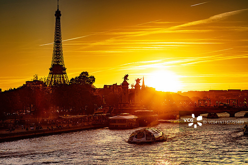 2018年10月5日，法国巴黎:埃菲尔铁塔、塞纳河和亚历山大三世桥上的日落图片素材