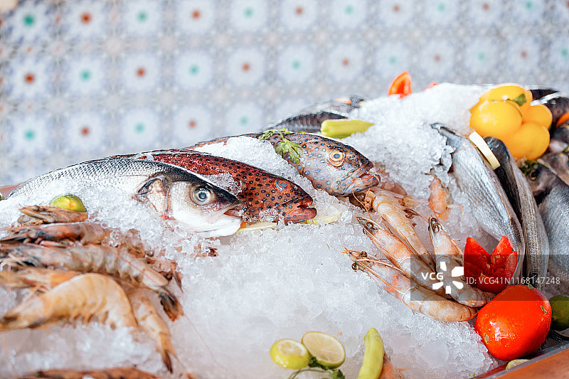 新鲜鱼类及海鲜陈列于街市。特写镜头图片素材