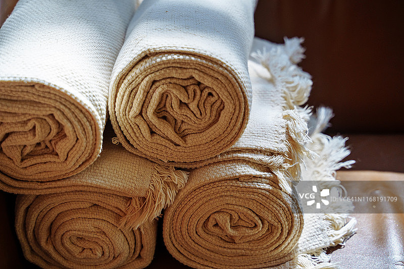 浴室或酒店的折叠浴巾图片素材