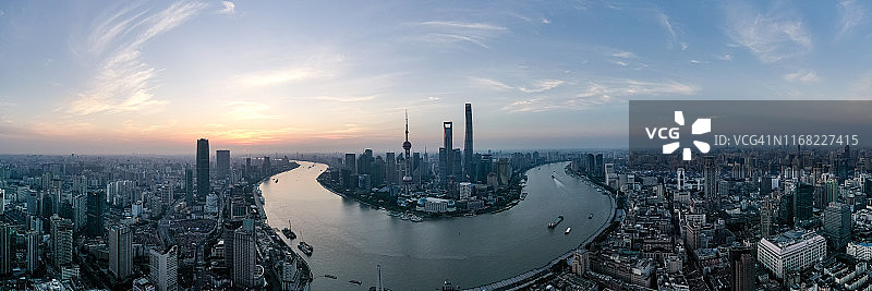 日出时的中国上海城市景观图片素材