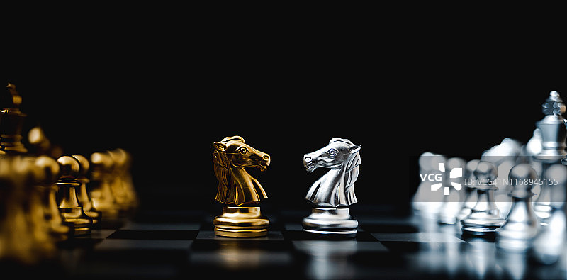 商业竞争与战略计划概念。棋牌游戏的金色和银色的颜色。全景图像图片素材