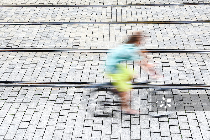 城市自行车在铁路之间的运动图片素材