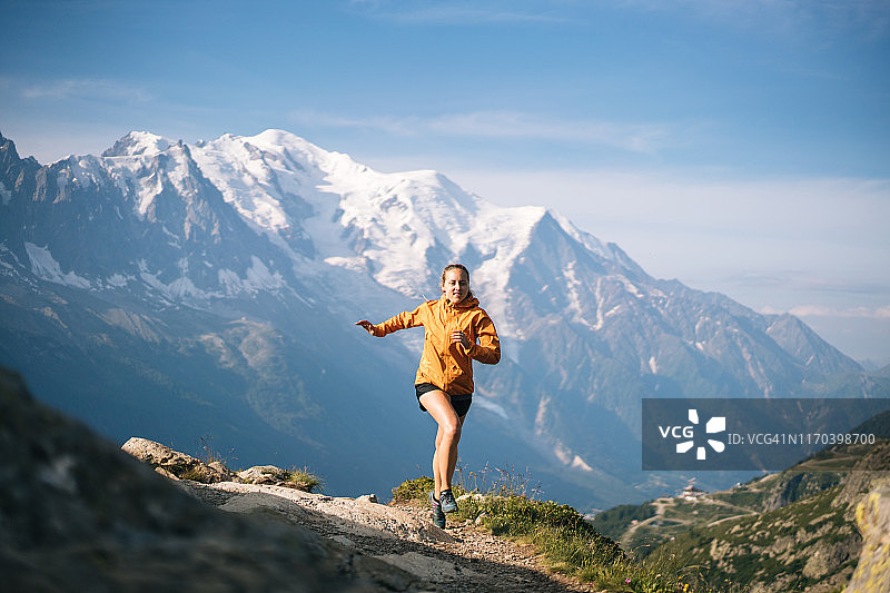 年轻女子在山中跑步图片素材