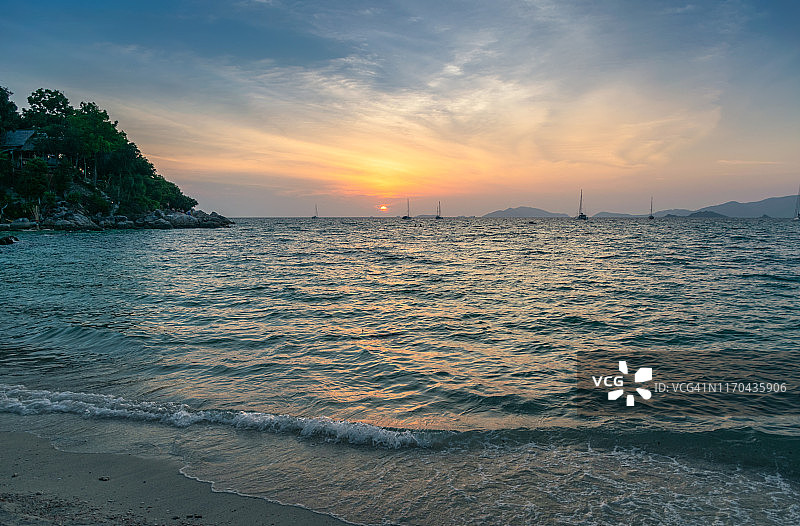泰国里皮岛日落时分的热带海滩图片素材