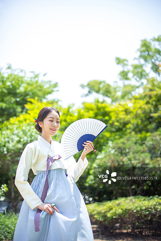 手持传统折扇的韩服女子图片素材