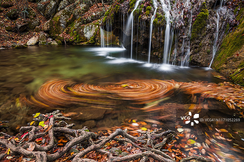美丽的秋天风景与瀑布在秋天的森林图片素材