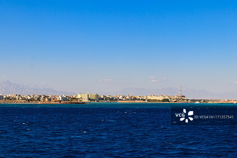 埃及赫尔加达美丽的海岸线和房屋酒店。从红海眺望图片素材