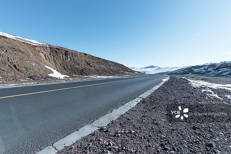 空旷的柏油路在冬天图片素材