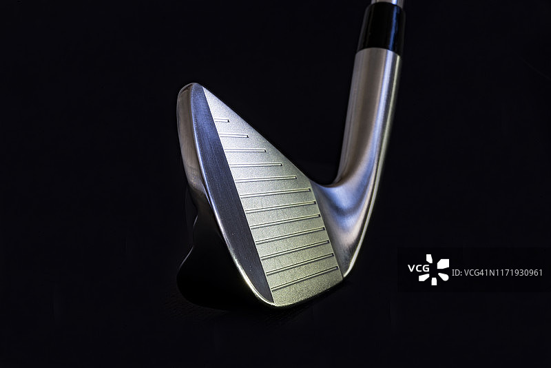 现代铁高尔夫球杆刀片黑色背景图片素材