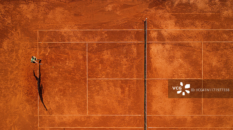 红土场上的一名网球运动员图片素材