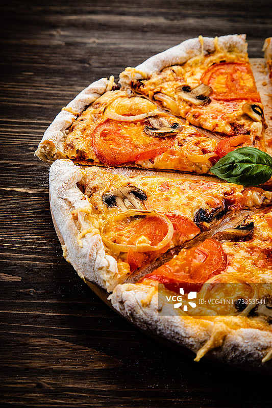 玛格丽塔披萨，火腿和番茄，木质背景图片素材