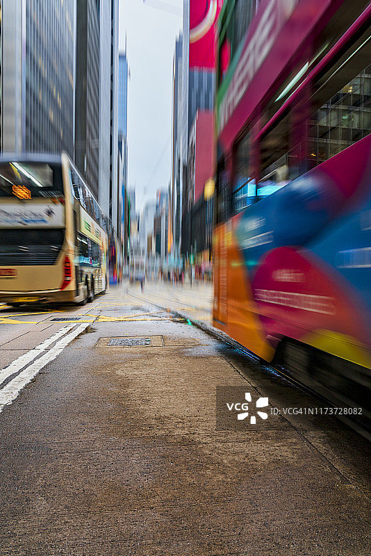 公共汽车和电车在香港街道上疾驰图片素材