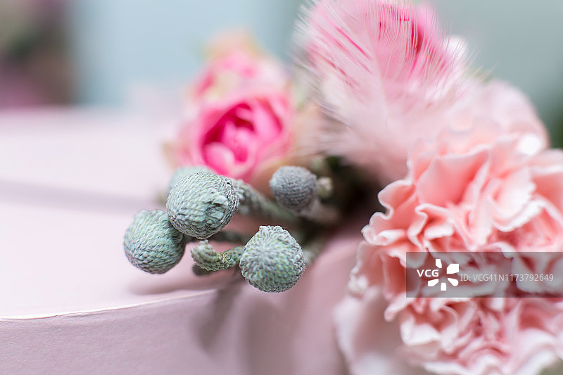 婚礼装饰。用鲜花装饰节日。粉红色的玫瑰和康乃馨。图片素材