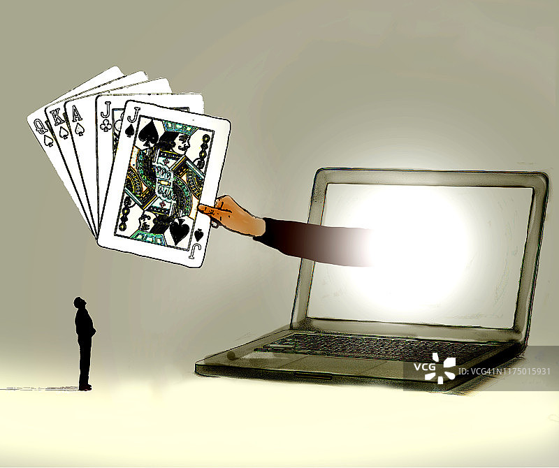 一个男人看着从电脑里伸出来的手臂，手里拿着一张描绘在线赌博的扑克牌图片素材