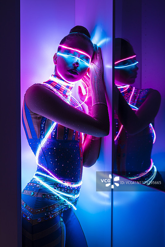 年轻女子，用霓虹灯连接的半机械人混血儿图片素材