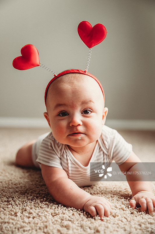 情人节宝宝戴着心形头带拍照图片素材