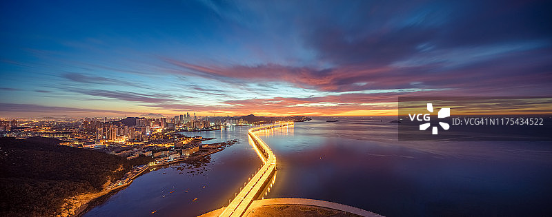 这是沿海城市日出时的高空景观图片素材