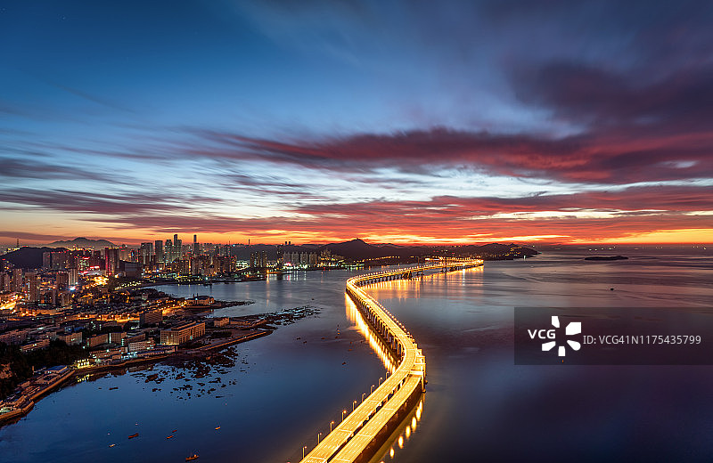 这是沿海城市日出时的高空景观图片素材
