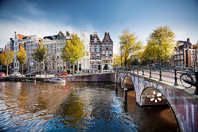 秋季阿姆斯特丹凯泽斯格拉赫特运河上的桥梁图片素材