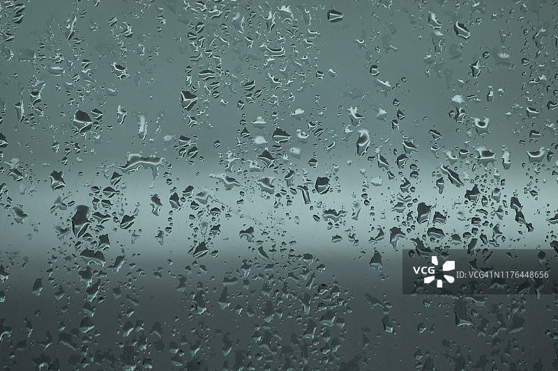 雨落在窗玻璃上图片素材