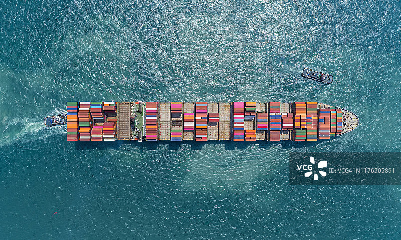 鸟瞰图集装箱船承运人集装箱在海上物流，进出口，海运或运输。图片素材