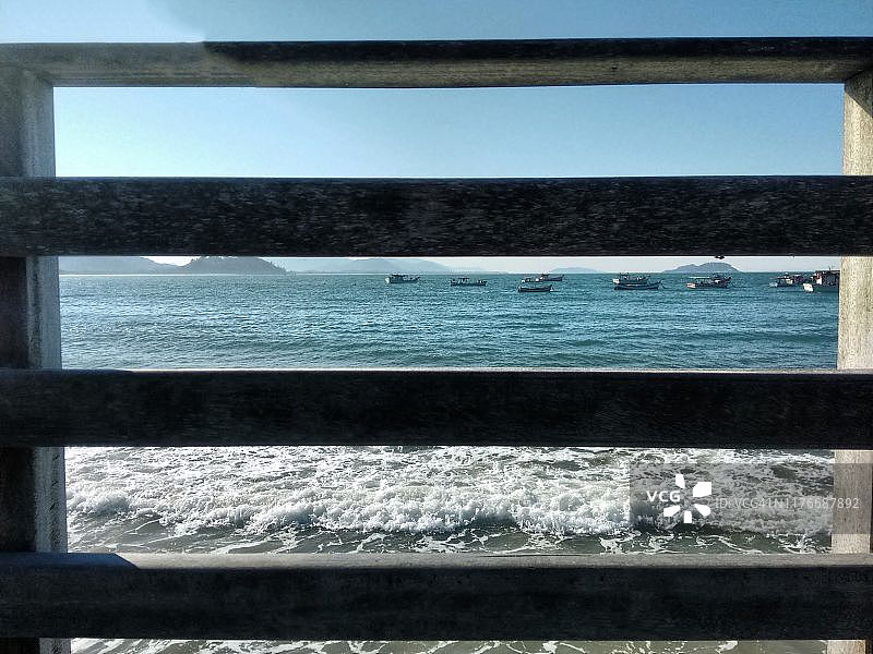木栏杆后的海景图片素材