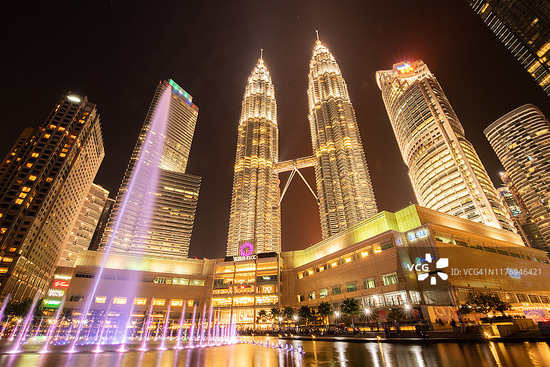 吉隆坡双子塔是马来西亚首都吉隆坡的两座摩天大楼。图片素材