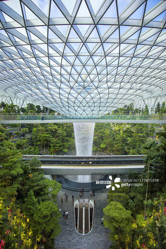新加坡樟宜机场，通过连接桥梁连接1号航站楼和2、3号航站楼图片素材
