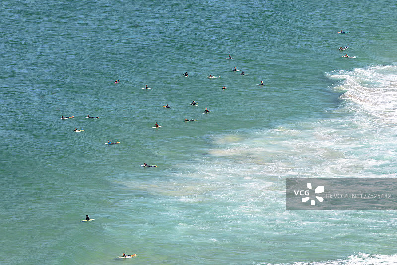 澳大利亚拜伦湾的冲浪者们正在等待海浪图片素材