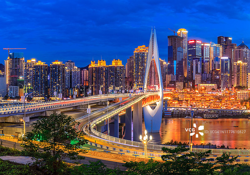 美丽的城市景观和现代建筑在重庆的夜晚图片素材