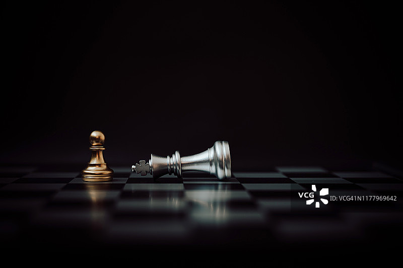棋牌游戏代表了商业战略与竞争和挑战的概念图片素材