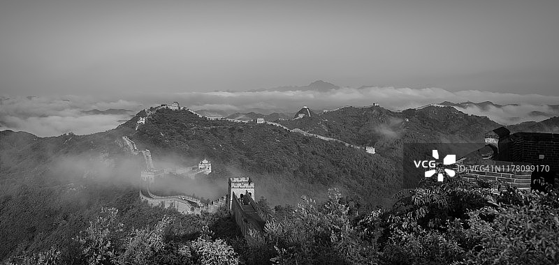 中国长城在雾中的黑白照片图片素材